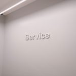 a white wall with the word service written on it