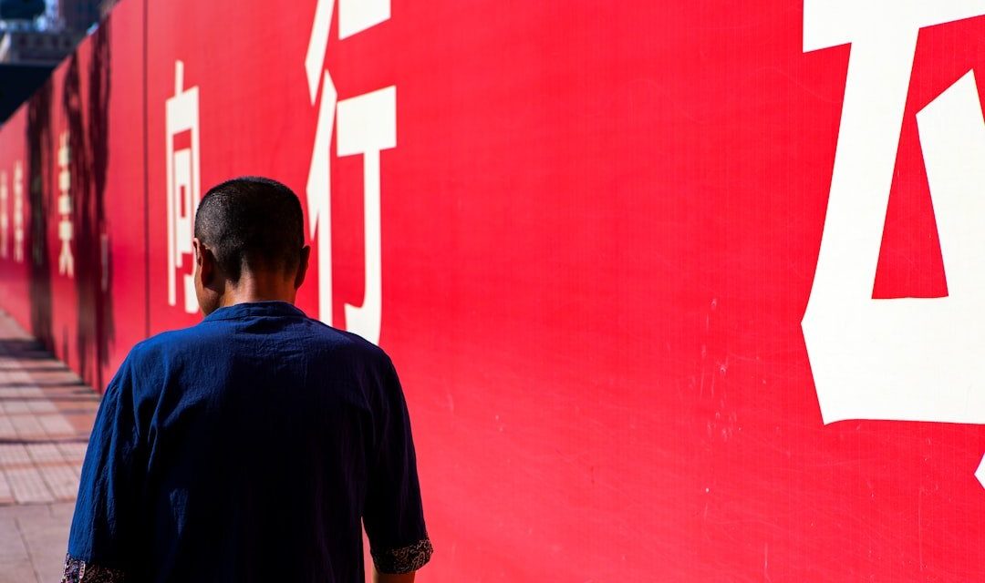 shallow focus photo of person in navy-blue T-shirt